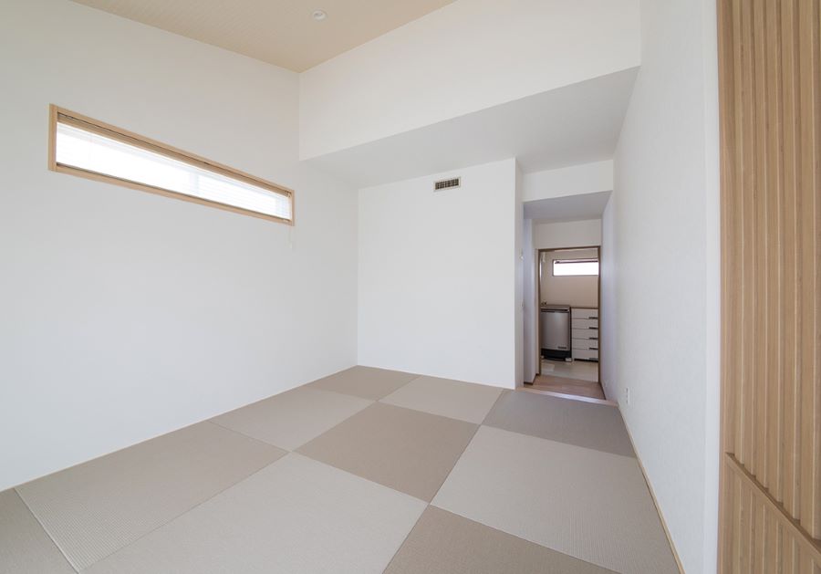 吹き抜けとスキップフロアで広がりのある住まいを実現した平屋