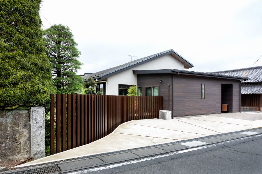 おしゃれでモダンな平屋の外観デザイン集。黒いガルバリウムやシャープな片流れ屋根で後悔しない家づくり