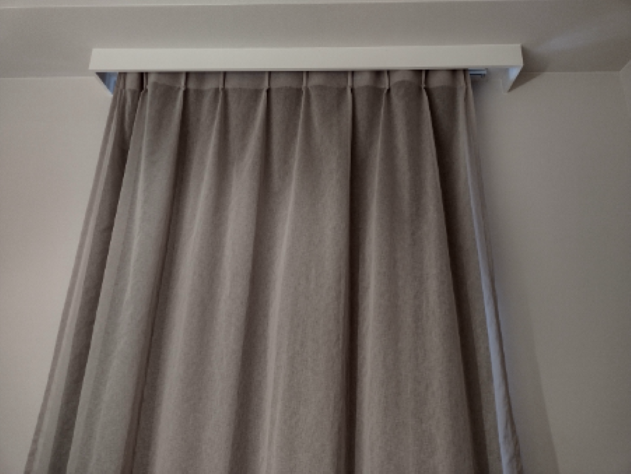 「断熱カーテン」は長さが命。冷気の侵入を物理的にブロック