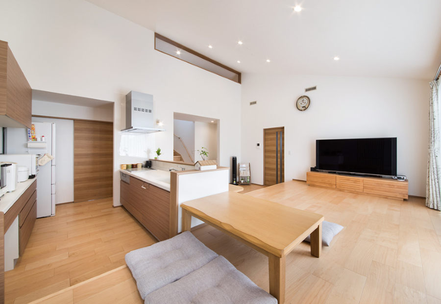 リビングに奥行きを与える小屋裏の小窓